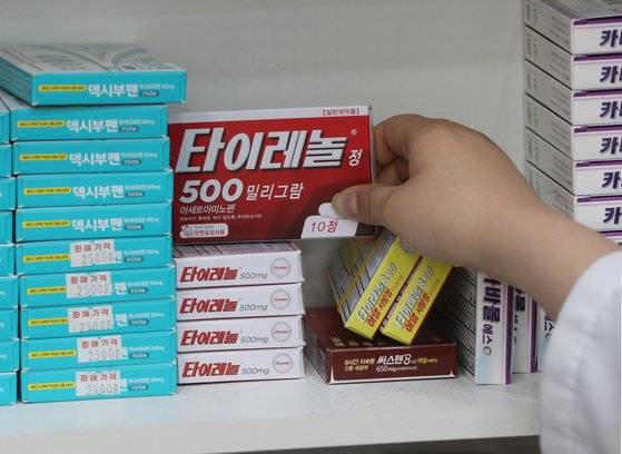 27일 오후 서울의 한 약국에서 타이레놀을 판매하고 있다. 뉴스1