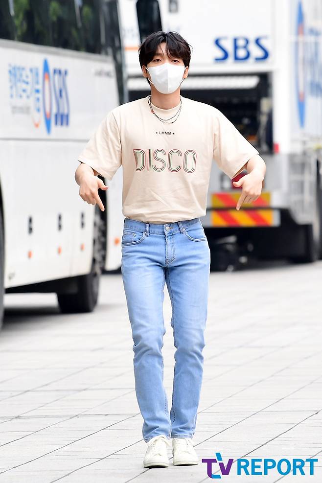 Singer Jeong Se-woon is entering the web entertainment tip mate shooting at the SBS office building in Mokdong, Seoul Yangcheon District on the afternoon of the 27th.