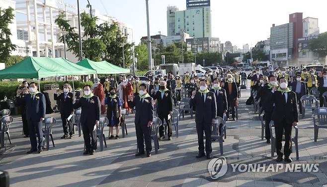5·18 민주광장에서 부활제 개최 (광주=연합뉴스) 천정인 기자 = 27일 오후 광주 동구 5·18 민주광장에서에서 희생자를 추모하는 5·18 부활제 행사가 열리고 있다. 5·18 구속부상자회는 매년 5월 항쟁의 마지막날인 27일을 추념하며 부활제를 열고 있다. 2021.5.27 iny@yna.co.kr