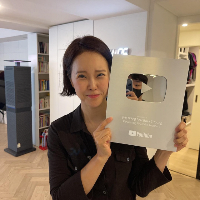 Baek Ji-young, who knew nothing about YouTube, even got a silver button.Baek Ji-young said on his Instagram on the 28th, I received silver buttons!!!!!!! What are you doing?!!!I have a full Baek Ji-young slope. In the public photos, I received YouTube silver button and enjoyed Celebratory photoIt features a Baek Ji-young leaving behind: Silver Button is given as a memorial to the YouTube channel subscriber reaching 100,000.At the beginning of YouTube, I did not know anything about YouTube. When Baek Ji-young, who had heard Kim Kook-jin saying YouTube concept is fool, received the silver button, the fans celebrated with joy.Meanwhile, Baek Ji-young married actor Jung Suk-won in 2013, and has a daughter.Baek Ji-young is currently in communication with fans by running the YouTube channel Full Baek Ji-young.