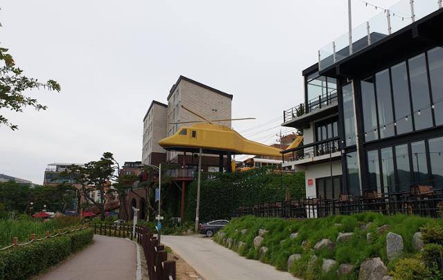 천호지 산책로 주변 카페.