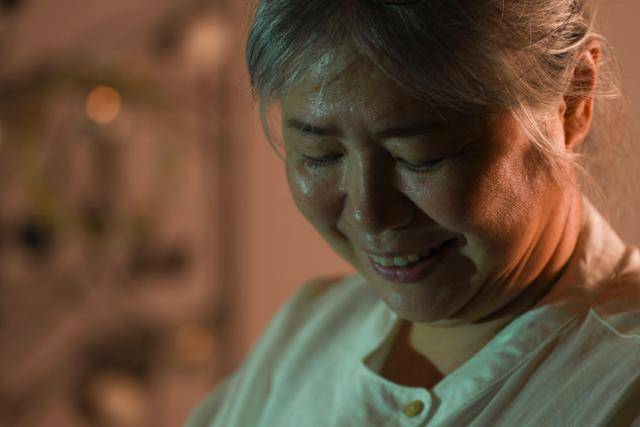 그는 “조산사는 따뜻해야 한다”고 말했다. 세상에 나오는 아기를 처음 안는 사람이라서다. 그에게 실제 아기를 바라보는 자세를 부탁하자, 인형인데도 바라보는 눈빛이 따스해졌다. 이한호 기자