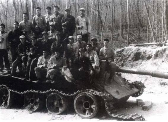 <1969년 전바오다오 사건 이후 버려진 소련제 탱크 T62 위에 올라선 중국 병사들의 모습/ 공공부문>