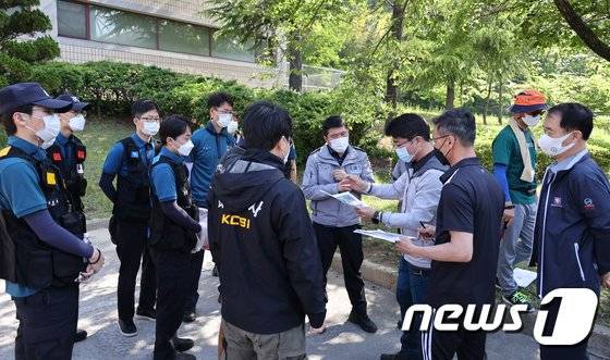 23일 경북 포항남부경찰서 방범순찰대 등이 남구 포항공대 인근 주차장에서 지난달 7일 실종된 윤 모씨(28)의 수색작업에 앞서 사전 회의를 하고 있다. /사진=뉴스1