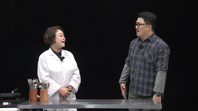 Sensei Defconn, Dietitian Sensei Lee Hye-jung appears in the brother school Dormitory.JTBC Knowing Bros, which will be broadcast on May 29, is packed with a Dormitory special.The story of the brothers struggle to protect the Dormitory of the brother school in the crisis of demolition will be unfolded.The brothers went on a strange game to take up only two good rooms, and the Dormitory scene was a mess with the Game of the unusual reversals that the brothers had.Dormitory Sergeant Sensei Defconn and Dietitian Sensei Lee Hye-jung appeared in surprise.They surprised everyone with their first appearance in six years at the world view of their brothers school. They were glad to see them and welcomed them with high tension.