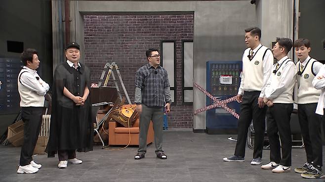 Sensei Defconn, Dietitian Sensei Lee Hye-jung appears in the brother school Dormitory.JTBC Knowing Bros, which will be broadcast on May 29, is packed with a Dormitory special.The story of the brothers struggle to protect the Dormitory of the brother school in the crisis of demolition will be unfolded.The brothers went on a strange game to take up only two good rooms, and the Dormitory scene was a mess with the Game of the unusual reversals that the brothers had.Dormitory Sergeant Sensei Defconn and Dietitian Sensei Lee Hye-jung appeared in surprise.They surprised everyone with their first appearance in six years at the world view of their brothers school. They were glad to see them and welcomed them with high tension.