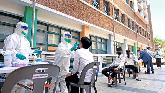 지난 3일 오후 울산의 한 고등학교에 설치된 신종 코로나바이러스 감염증(코로나19) 이동형 PCR 검사소에서 학생들이 검사를 받고 있다. 기사 내용과 관련 없음. 뉴스1