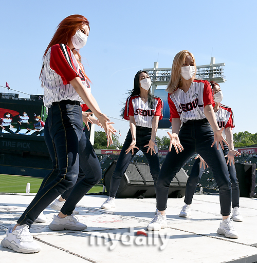 ITZY is celebrating the 2021 Shinhan Bank SOL KBO League LG Twins and Kiwoom Heroes at Seoul Jamsil Baseball Stadium on the afternoon of the 30th.