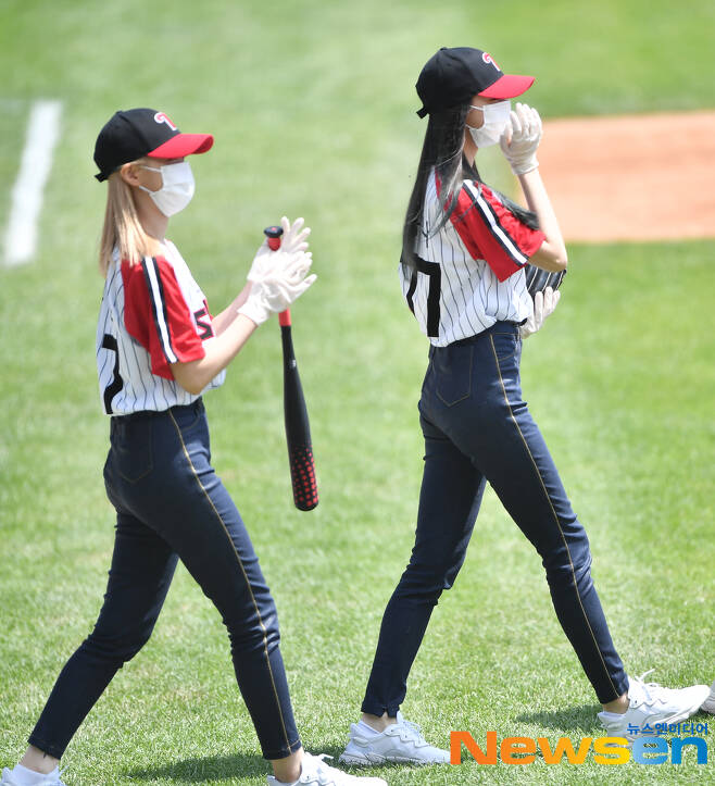 The LG Twins-Help Heroes game of the 2021 Shinhan Bank SOL KBO League was held at Jamsil Baseball Stadium in Songpa-gu, Seoul on the afternoon of May 30.Before the game, the girl group ITZY (ITZY) Yuna played Club Universitario de Deportes in the city of Yuna, and after the end of the fifth episode, ITZYs stage performance will be held.As a starter, LG has won five wins, and Help has won two wins in the season.