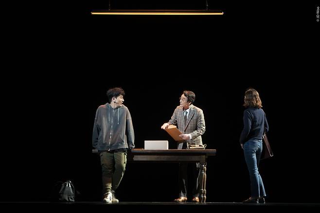 전쟁터에서 화염에 그을린 이들의 비극적 운명과 충격적 진실을 전하는 연극 ‘그을린 사랑’. 전쟁, 난민, 억압, 폭력 등 한 여인의 힘겨운 삶 속에 묻혀있던 참담한 사건들과 그 결과로 빚어진 가혹한 운명을 버텨내는 이들의 이야기를 통해 선과 악, 사랑과 증오, 고통과 화해, 인간의 의지와 저항에 대한 질문을 던진다. LG아트센터 제공