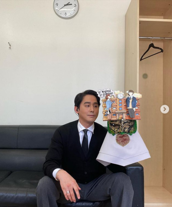 Kim Sang-hyuk said on his Instagram on the 30th, King of Mask Singer. I am a teacher and you are a student.1st round 1st stage 1st stage 1st Out box. Gwangtal .In the photo, he gazes at the camera with the mask he used in King of Mask Singer.Kim Sang-hyuks words and expressions, which seem somewhat desolate, combine to make a laugh.The netizens who watched this showed various reactions such as I can do it, I can do it, I was cool.Meanwhile Kim Sang-hyuk appeared on King of Mask Singer on the day, but was unfortunately eliminated; he said on the air, Click-B is my school days and is like a school from my school.I would like to have a sound source and act if I have the opportunity. 