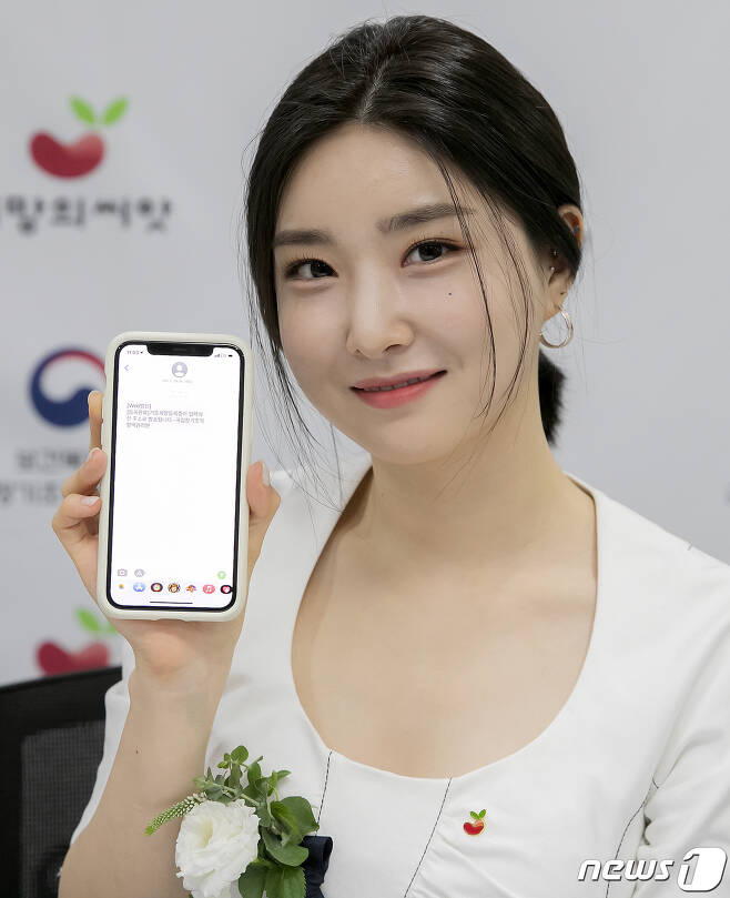 Seoul=) = Girl group Brave Girls Yuna poses to guide organ donation The Vow method at the 6th Seed Life Sharing Promotion Ambassador Commendation Ceremony held at Seoul City Tower in Huam-ro, Seoul, on the morning of the 1st.2021.6.1