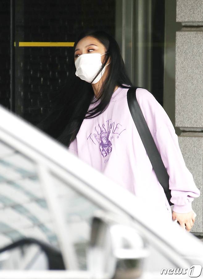 Seoul=) = MAMAMOO Wheein is entering the broadcasting station attending KBS 2TV Yoo Hee-yuls Sketchbook at the KBS annex in Yeouido, Seoul Youngdeungpo District on the afternoon of the 1st.2021.6.1