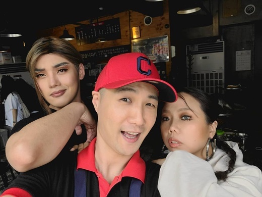 Comedians Hong Hyon-hee and Kwon Hyuk-soo transformed into singers Hwasa and Jessie.Comedian Jung Yong-guk said on his instagram on the afternoon of the afternoon, Serial transformma Yong-kun-shopping #Hong Hyon-hee #Kwon Hyuk-soo #Hwasa #Jessie.(Kwon) Hyuksu seems to be very hot. In addition, the photos released showed Hong Hyon-hee and Kwon Hyuk-soo, who made up with Hwasa and Jessie, respectively.They caught their eye with unconventional visuals and unique La Poste.Web entertainment transformma is released every Tuesday at 6 pm on YouTube Channel Studio Waffle.