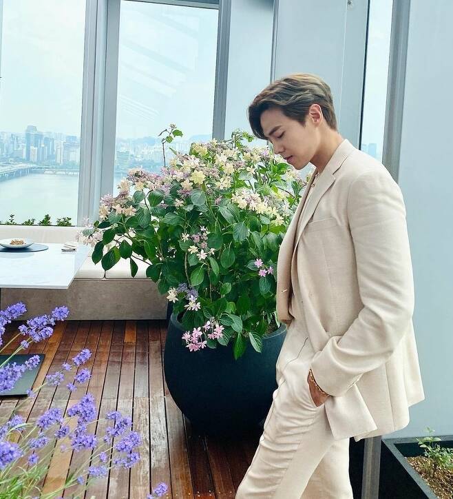 Actor Park Eun-suk has been giving a recent update with a warm visual.Park Eun-suk posted several photos on his instagram on June 1, along with an article entitled Workode.Park Eun-suk in the public photo is wearing a white suit and posing in a luxurious space.The SBS drama Penthouse Logani is similar to the expectation of fans that it is not part of the season 3 scene.The netizens commented on Beauty Day, Every day of fatigue is solved, Logan is better-looking.Meanwhile, Park Eun-suk played Logani in Season 2 of Penthouse, which ended in April; Penthouse Season 3 will be broadcast at 10 p.m. on June 4.