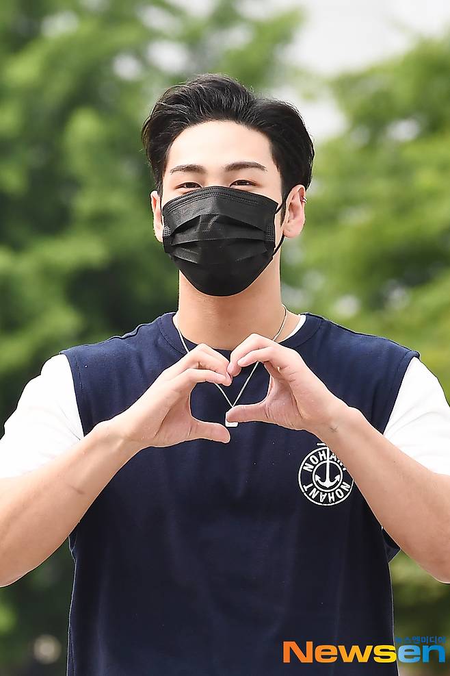 NUEST member Baekho is on his way to work as a special DJ for SBS Power FM Lee Juns Young Street at SBS Mok-dong, Yangcheon-gu, Seoul, on the afternoon of June 1.