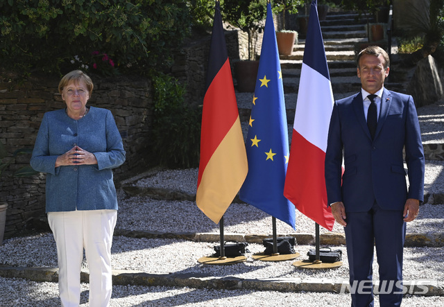 [브레강송요새=AP/뉴시스]앙겔라 메르켈 독일 총리(왼쪽)와 에마뉘엘 마크롱 프랑스 대통령이 20일(현지시간) 프랑스 남부 브레강송요새에서 정상회담을 시작하기 전 기념촬영을 하고 있다. 2020.8.21.