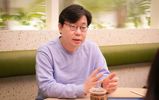 박경모 최고 기술 책임자(CTO) 겸 부사장이 지난 달 서울 을지로 SK텔레콤 T타워에서 서울경제신문과 인터뷰를 통해 앞으로의 비전을 설명하고 있다. /사진 제공=SK텔레콤