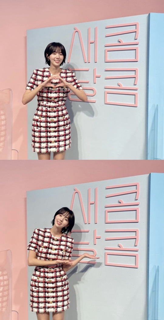 Actor Chae Soo-bin promotes sweet sweet with Hwasa-in eyesOn the first day, Chae Soo-bin posted two photos on his instagram with an article called Sweet Sweet.In the open photo, Chae Soo-bin showed a clear smile with a small face and a full face. Chae Soo-bin showed off his cuteness by making a heart shape with his hand.The netizens who saw this responded that it is a personification of real sour sweetness, it feels perfect for sour sweetness and I am looking forward to the movie so much, I hope it will be released soon.The Netflix film Sweet Sweet, in which Chae Soo-bin has been working with long-term Jung Soo-jung, will be released on June 4th, drawing the story of sweet lovers who have fallen into the taste of love.Photo L Chae Soo-bin SNS
