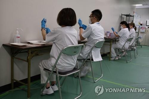 일본의 코로나19 백신 접종 센터 (도쿄 AFP=연합뉴스) 지난달 24일 일본 도쿄도(東京都)에 설치된 신종 코로나바이러스 감염증(코로나19) 백신 대규모 접종센터에서 의료 종사자들이 백신을 준비하고 있다.