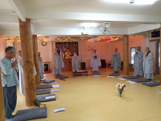 실상사 대중들의 아침 예불. 사진 조현 기자