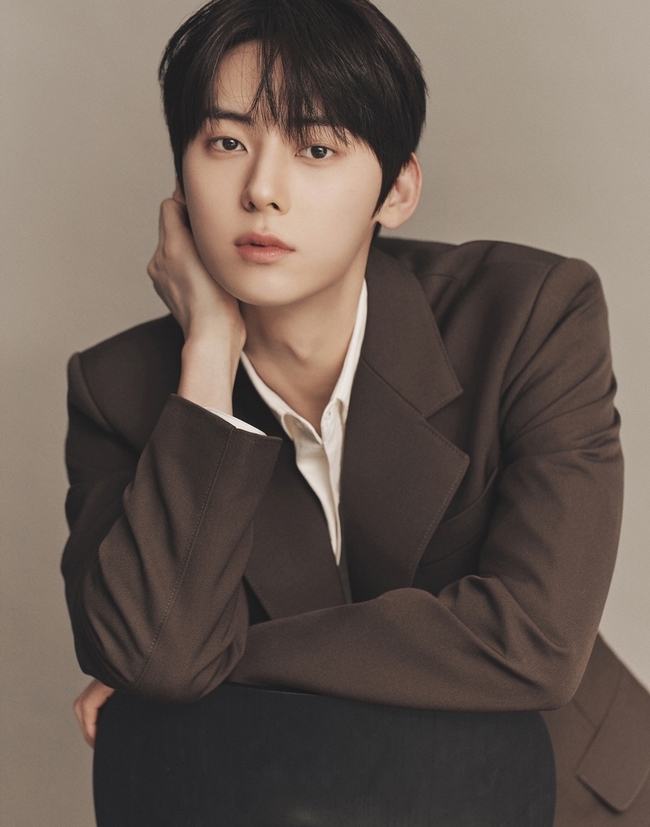 Hwang Min-hyun released the new Profile Public.On June 2, Pledice Entertainment announced a new profile with a variety of charms ranging from the heavy presence of Hwang Min-hyun to soft charisma and refreshment.In the public released photo, Hwang Min-hyun not only highlighted the picturesque visuals, but also the deep eyes toward the front contained rich emotions and maturity as an actor.In addition, the cut with a light atmosphere, a picture that maximizes a natural yet dreamy image with jeans and a white T-shirt, and a full-length shot with a colorful physical of Hwang Min-hyun.In the future, expectations for the endless transformation that Hwang Min-hyun will show through Acting are rising.
