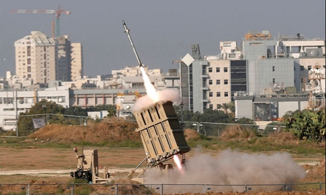  이스라엘의 아이언돔 미사일 방어 시스템이 팔레스타인 가자지구에서 아시도드 인근으로 날아오는 로켓 포탄을 요격하고 있다. 아시도드=EPA연합뉴스