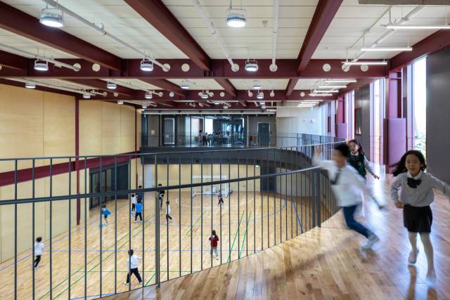 수원 영통구 다니엘학교 내부. 트랙으로 공간을 연결해 통로이자 학생들의 놀이 공간, 학습 공간으로 활용될 수 있도록 했다./사진 제공=김재경 사진작가