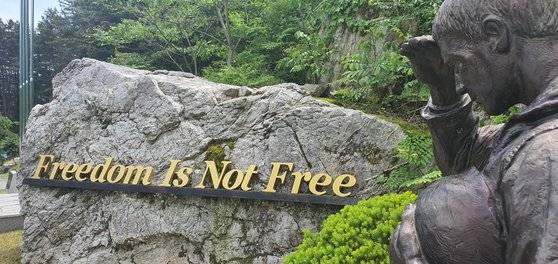 가평 전투 기념비가 있는 곳에는 '자유는 공짜가 아니다'라고 적힌 바위의 글귀가 있다. 미군 병사의 동상이 이를 향해 경례를 하고 있다.