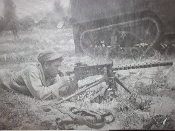 미군 213포병대대원들이 포격과 사격을 하고 있다. 중공군과 싸울 때 240명은 총격전과 백병전까지 치렀다.