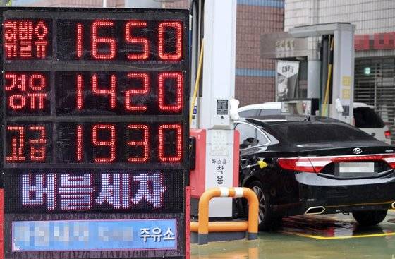 석유수출국기구(OPEC)와 러시아 등 비(非)OPEC 주요 산유국들의 협의체인 'OPEC 플러스'(OPEC+)가 지난 4월 회의에서 정한 감산 완화 방침을 7월까지 유지하기로 하면서 유가가 2년만에 최고치를 기록했다. 사진은 3일 오후 서울의 한 주유소 모습. 연합뉴스