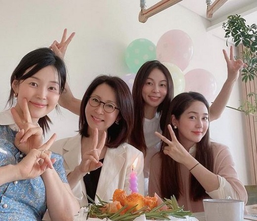 Pregnancy actor Han Ji-hye has made a Baby Shower ahead of birthHan Ji-hye said on the 3rd day of the Instagram, Thank you Sam and my sisters for Baby Shower with beautiful balloons, cakes, flowers and laughter.I will meet my lovely and pleasant aunts soon. Han Ji-hye in the public photo sat down with Actor Jeon In-hwa, Sung Yu-ri and painter Jimaria and smiled with his fingers.Another photo attracted attention with a party scene carefully prepared by two best friends, including baby balloons, cakes and flowers.Meanwhile, Han Ji-hye married her husband in 2010 and announced the news of the pregnancy in December last year, ten years after marriage.