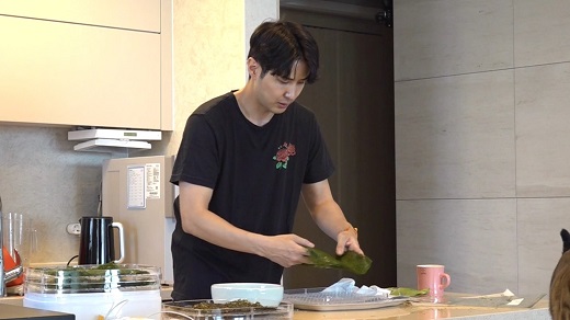 In I Live Alone, actor Kim Ji-seok listens to the news of his long-time fans marriage and promises to make a big comeback.MBC I Live Alone, which is broadcasted at 11:10 pm on the 4th, will release Kim Ji-Seoks single life for his 20th debut.Kim Ji-Seok, who is independent after graduating from college and is 15 years old, reveals a house with a concept of warmth.Kim Ji-seok, who moved to create a specialized space for the companion tomb, starts a day of deacons who care for the companion tomb as soon as he wakes up.Kim Ji-seok, who has completed his duties as a deacon, is impressed by Kim Ji-seoks warm heart that he prepares a Snack box for someone while he is curious about those who collect a Snack box in front of the front door and fill various Snacks.Kim Ji-seok, who also earned the nickname Brain Bli in the quiz program, shows off his vanity and shows off his feet in the dryer malfunction, unlike the thorough calculation of Brain Sexy before the change of the futon.Kim Ji-seok, who usually enjoys the soul, goes to make a sense of ecklonia with a healthy snack.Kim Ji-seoks recipe, which simply created the emphasis on the emotional by putting a rice paper on the ecklon and the laver, is open to the public.Kim Ji-seok will also show his extraordinary fan love by video conferences with fan cafe operators.Kim Ji-seok, who has been informed of the long-time fans marriage news, is surprised to promise a marriage society.In addition to this, I promise to give fans a surprise gift, saying, I will prepare a surprise gift.It airs at 11:10 p.m. on the 4th.