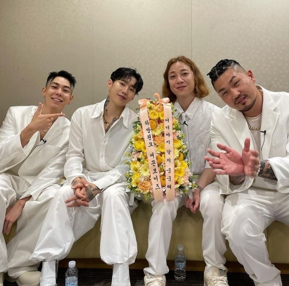 Hip-hop new group Pep Boys said he was about to go to M Countdown Down.Pep Boys posted a photo taken on the official SNS on June 3 in the waiting room of Mnet M Countdowndown.In the photo, Pep Boys members Hwang Dong-hyun (dunmills), Lee Jun-young (Nucksal), Jay Park and Kwon Hyuk-woo (Loco) are certifying gifts they received from their fans.The wreath celebrating the debut stage of the Pep Boys is written with the phrase I wonder where I will go to the left and the Pep Boys.The members said, Thank you guys today, Ill tear up my debut stage!, Finally its the day of the battle! Rain tracking today. Lets burn our passion.