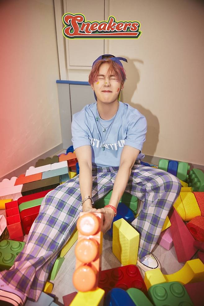 On the 3rd, StarCruenti released the finale photo teaser of Ha Sung-woons fifth mini album Sneakers on the official SNS.Ha Sung-woon in the open Teaser is looking playful among the big blocks as if he fell into a strange country.The sky-blue T-shirt worn by Ha Sung-woon is the same as the first photo that was released on the 21st, and the picture is also in the atmosphere that continues.Ha Sung-woon, who was in the ball pool and showed only the upper body, is now showing all the whole body, so the cute Snickers of sky-blue are noticeable.Ha Sung-woons fifth mini-album Sneakers will be released at 6 pm on June 7.Now, with only the album preview and music video Teaser release until the release, the title song Snickers will add to the story and the expectation of what kind of song the album will be.