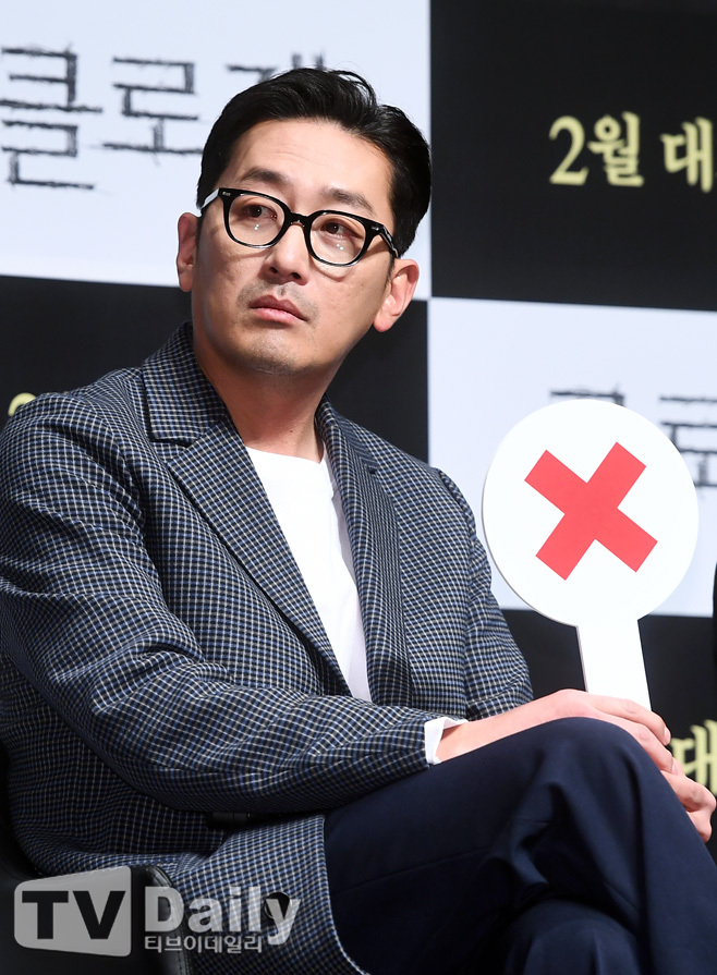 Actor Ha Jung-woos Propofol Illegal Oral Administration has been briefly charged with Fined.The allegations of Propofol Illegal Oral Administration by Ha Jung-woo erupted in February last year.Ha Jung-woo revealed the situation in which Oral administration of propofol, a sleep anesthetic called milk injection, was performed at a plastic surgery clinic in Gangnam, Seoul from January to September 2019.Ha Jung-woo denied that he had performed sleep anesthesia for scar treatment at the time of the controversy.However, it was investigated that he received a nickname under his brother and managers name, leaving a question.Ha Jung-woo, who attended the prosecution investigation, denied the allegations of Propofol Illegal Oral Administration, saying it was for treatment purposes.After the investigation, the Seoul Central District Prosecutors Office of Criminal Criminal Criminal Investigation briefly indicted Ha Jung-woo on the 28th of last month on charges of propofol Illegal Oral administration.A brief indictment means that the prosecution requests a written hearing to the court in a summary procedure when it is judged that the suspect is being given a Fined rather than a prison sentence.Ha Jung-woo announced his position directly through his agency in a year and four months after the controversy over Propofol Illegal Oral Administration.Ha Jung-woo said, I have told all the facts during the prosecution investigation, and I accept the disposition with humility.As for the purpose of using propofol, he still insisted, I have been treated with dermatology due to acne scars on my face, and if I received treatment with pain such as laser treatment, I was treated with sleep anesthesia.However, he did not disclose a separate position on the subject of the controversial issue.Ha Jung-woo said, Even though I needed stricter self-management as an actor who has been loved too much, I am reflecting on a small day judgment that I did not think was wrong because I received actual treatment.I would like to express my sincere apology to all those who have given me interest and love, all those who have appeared or are going to appear, and all the employees and their families of my company, and I will be able to act more carefully by cracking down on myself in the future.Meanwhile, Ha Jung-woo recently started filming the Netflix series Surinam, directed by Yoon Jong Bin.