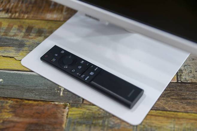 일반 모니터에 셋톱박스나 컴퓨터, 콘솔 게임기를 연결해서 쓸 수도 있지만 리모컨이 없어서 불편하다. 삼성 스마트모니터는 리모컨이 기본 제공된다. 출처=IT동아