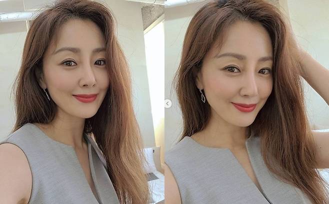 Actor Oh Na-ra caught the eye by showing off her Elegance-style beautiful looks.Oh Na-ra posted two photos on his instagram on the 4th with an article entitled Hairstyle and Shashashashashak. Ra Youngja Kochi was cool.The photo shows Oh Na-ra staring at the camera with Hairstyle untied and makeup on.Oh Na-ra, which has transparent skin and elegance charm, reveals the goddess Beautiful looks during close shots and induces admiration.Fans responded that they were cool and beautiful, Wa model and too cool.On the other hand, Oh Na-ra is meeting with fans in the SBS drama Rocket Boys, playing the role of Ra Youngja Kochi.