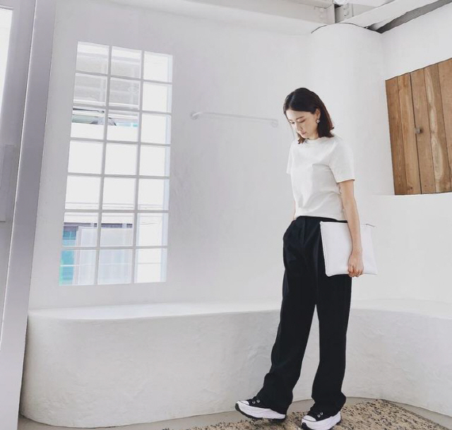 Actor Hong Eun Hee has shown off her furry charm.Hong Eun Hee posted a picture on his SNS on the 5th with an article called Black and White.The photo shows Hong Eun Hee, who is similarly dressed in white T-shirts and black pants, in a space of white walls all over.Hong Eun Hee enjoyed the leisure of Weekend with a comfortable-looking fit.On the other hand, Hong Eun Hee is enthusiastically supported by viewers by revealing the luxury acting power and various charms with KBS 2TV Weekend drama OK Photon.