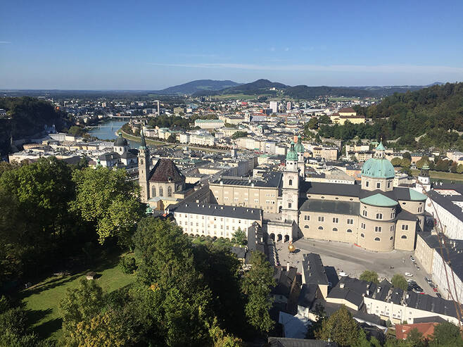 오스트리아 잘츠부르크의 산꼭대기에 위치한 호엔잘츠부르크 성에서 내려다 본 구 시가지 모습. 바로크, 고딕, 르네상스 양식의 건물들이 어깨를 나란히 하고 있다. /사진=송경은 기자