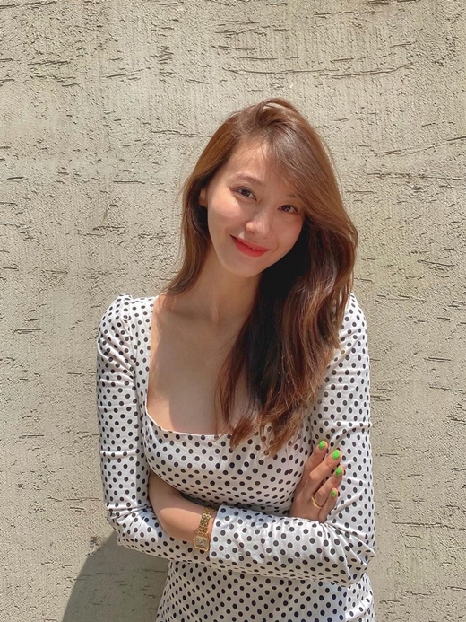 Actor Yoo In-young (real name Yoo Hyo-min and 37) announced the current situation with dazzling beautiful looks.Yoo In-young posted a picture on Instagram on the 5th, saying, Sams took a picture today that they look pretty.The neckline is Yoo In-young, deeply Fein polka dotted white One Piece.With a bright brown dyed hairstyle, Yoo In-young is smiling lovelyly as she looks at the camera with her arms folded.The beautiful looks of Yoo In-young shine like sunshine; netizens respond, How can you look so lovely? and so on.Yoo In-young was loved by viewers of the house theater last year with SBS drama Good Casting.