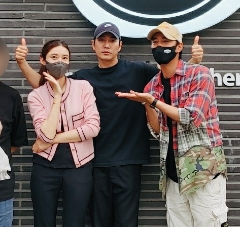 Actor Joo Sang-wook, Cha Ye-ryun and his wife visited the store of their daughter and best friend Actor Jo Han-sun.Cha Ye-ryun said on his SNS on the 5th, If you go, Jo Han-sun Actor will give you coffee and a croffle. Weekend day is good.Jo Han-sun Cafe. Coffee Craples...Its really delicious. My Love Craples and photos.In the photo, Cha Ye-ryun and Joo Sang-wook visited a coffee shop operated by Jo Han-sun and took a certification shot with Jo Han-sun.Cha Ye-ryun also enjoyed a Weekend outing with her 4-year-old daughter, who gives a smile to the viewer even if she looks at her daughters back.Meanwhile, Cha Ye-ryun and Joo Sang-wook married in 2017 and held their daughter in their arms in 2018.Cha Ye-ryun SNS