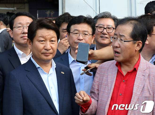 홍준표 의원이 16일 오후 대구 중구 서문시장 화재현장을 찾아 권영진 대구시장과 대화하고 있다. (사진은 기사 내용과 무관함) 2017.8.16/뉴스1 © News1 DB
