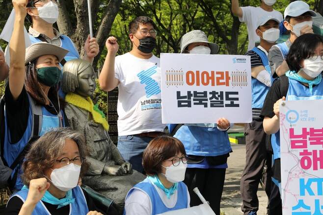 행진 참가자들이 5월31일 대전 서구 둔산동 대전시청에 도착해 ‘평화의 소녀상’을 둘러싼 채 “남북철도 연결”을 외치고 있다.