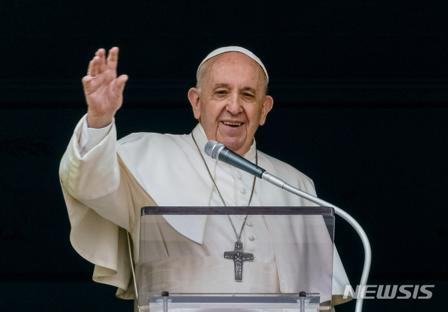 [바티칸=AP/뉴시스] 6일(현지시간) 프란치스코 교황이 일요일 정례 정오 미사에 참석한 신자들을 향해 손을 흔들고 있다. 2021.06.06.