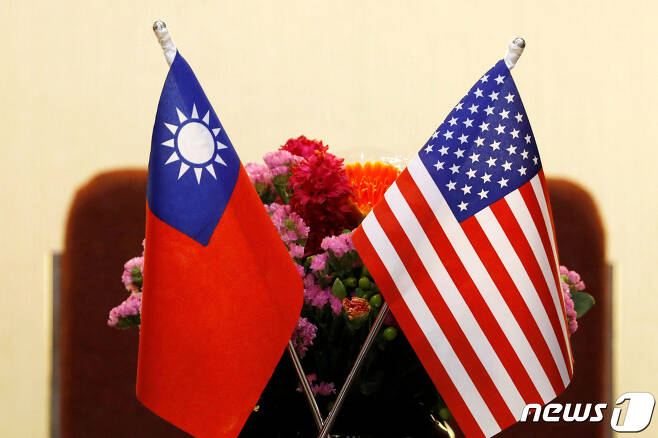 대만 국기(왼쪽)와 미국 국기. © 로이터=뉴스1 © News1 최서윤 기자