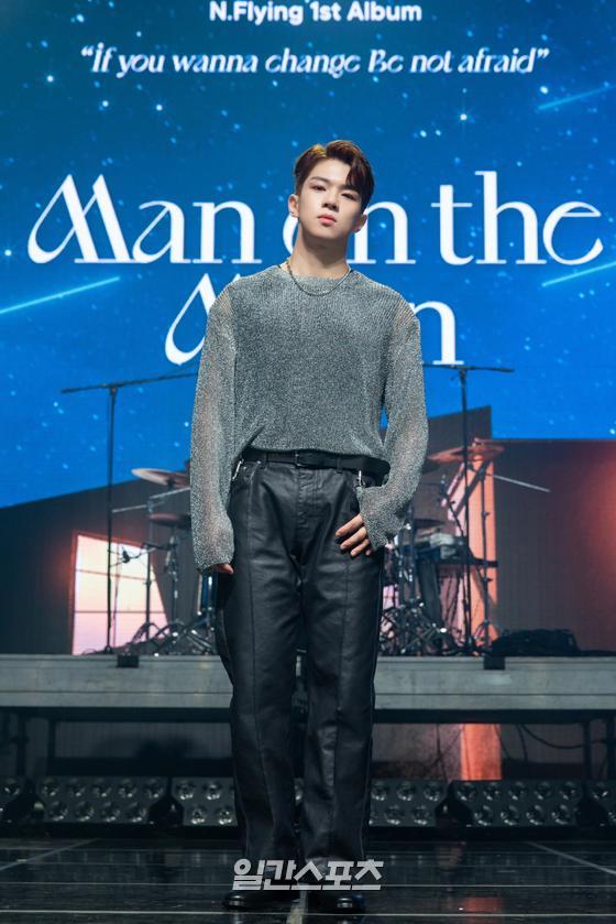 Yoo Hwe-seung of group N.Flying poses at the first Music album Man of the Moon showcase held online on the afternoon of the 7th.Photo: FNC Entertainment Offers 2021.06.07