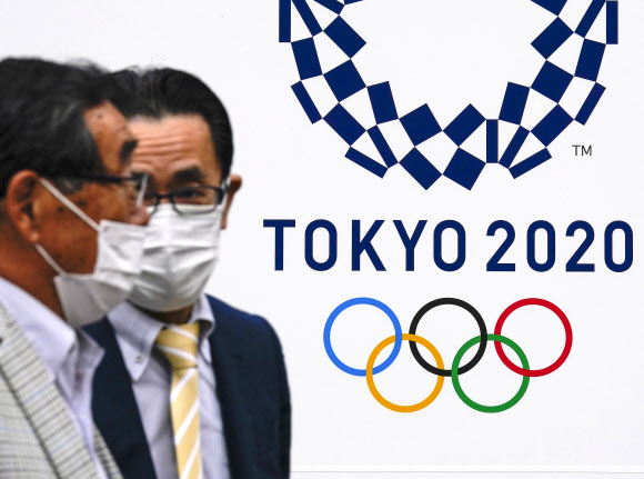 일본 도쿄 거리에 있는 2020 도쿄올림픽 엠블럼. EPA 연합뉴스