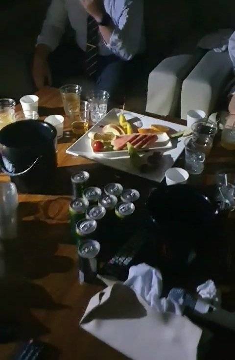 8일 서울 수서경찰서는 전날 오후 10시 40분쯤 강남구 역삼동에 있는 A호텔에서 객실을 노래방 시설과 룸살롱 시설로 개조해 무허가 유흥주점 영업을 한 운영자를 적발했다고 밝혔다. 수서경찰서 제공