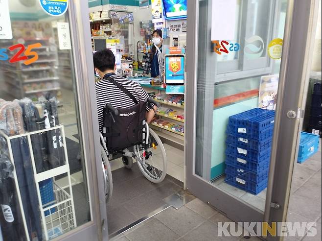 최민석 전문리서쳐가 휠체어를 타고 편의점에 들어가는 데 성공했다. 사진=노상우 기자